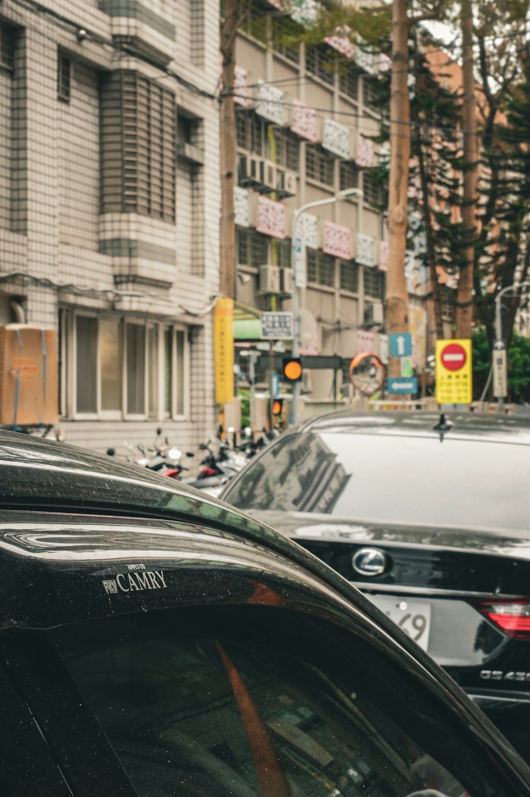 A city street filled with lots of traffic